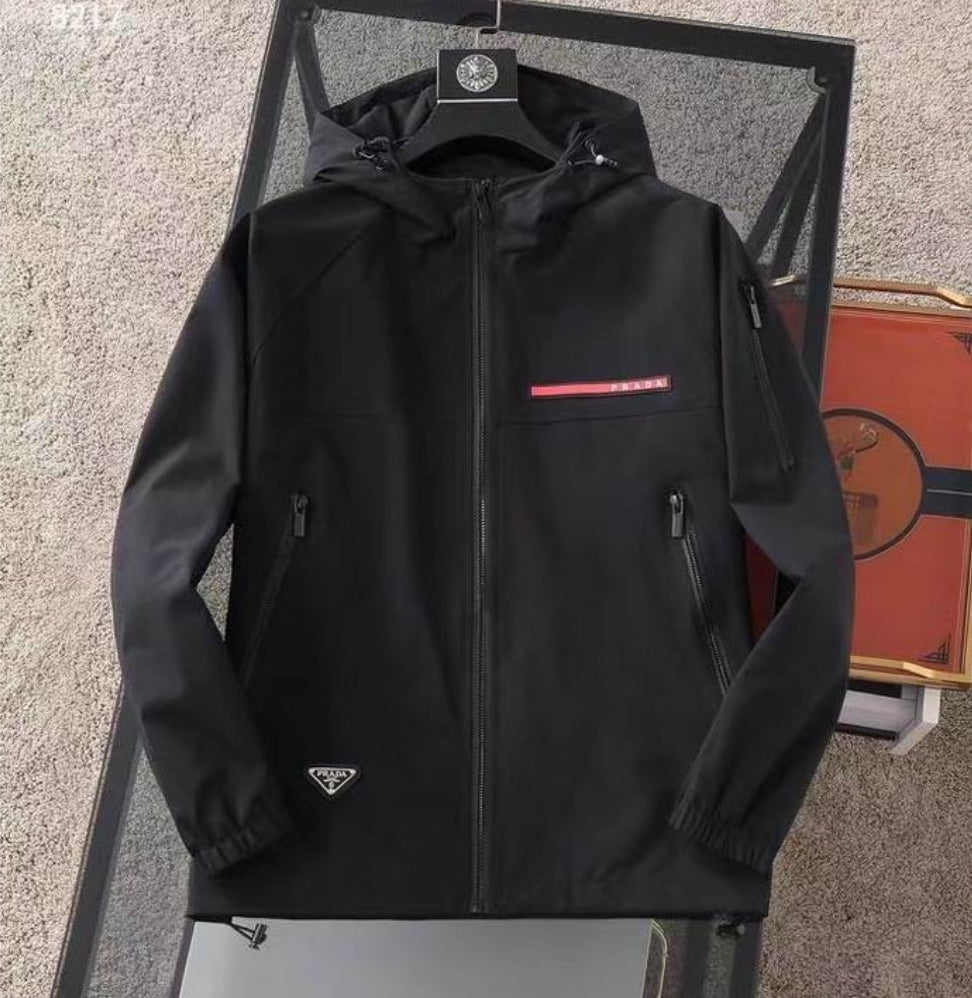 Les vestes Prada pour homme incarnent un style sophistiqué et une qualité exceptionnelle, reflétant l’expertise de la marque dans la mode haut de gamme