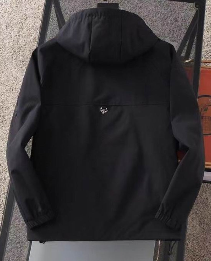 Les vestes Prada pour homme incarnent un style sophistiqué et une qualité exceptionnelle, reflétant l’expertise de la marque dans la mode haut de gamme