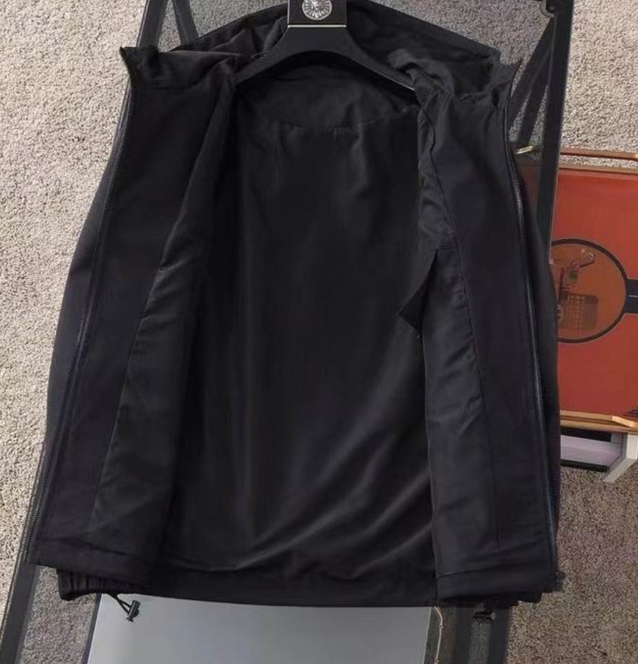 Les vestes Prada pour homme incarnent un style sophistiqué et une qualité exceptionnelle, reflétant l’expertise de la marque dans la mode haut de gamme