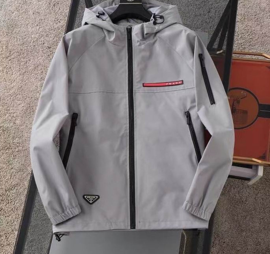 Les vestes Prada pour homme incarnent un style sophistiqué et une qualité exceptionnelle, reflétant l’expertise de la marque dans la mode haut de gamme