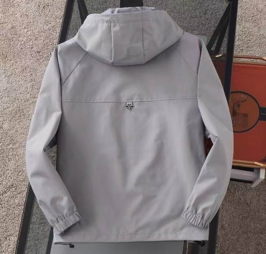 Les vestes Prada pour homme incarnent un style sophistiqué et une qualité exceptionnelle, reflétant l’expertise de la marque dans la mode haut de gamme