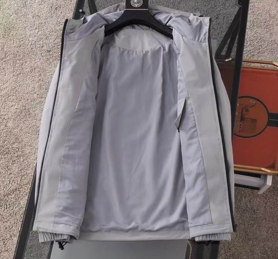 Les vestes Prada pour homme incarnent un style sophistiqué et une qualité exceptionnelle, reflétant l’expertise de la marque dans la mode haut de gamme