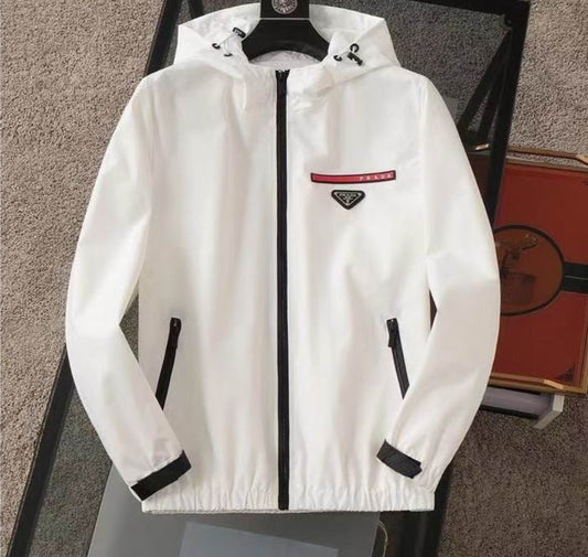 Les vestes Prada pour homme incarnent un style sophistiqué et une qualité exceptionnelle, reflétant l’expertise de la marque dans la mode haut de gamme