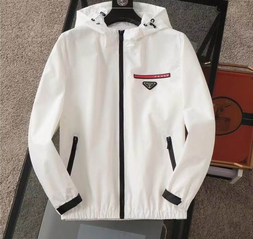 Les vestes Prada pour homme incarnent un style sophistiqué et une qualité exceptionnelle, reflétant l’expertise de la marque dans la mode haut de gamme