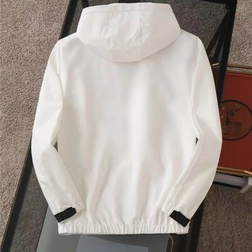 Les vestes Prada pour homme incarnent un style sophistiqué et une qualité exceptionnelle, reflétant l’expertise de la marque dans la mode haut de gamme