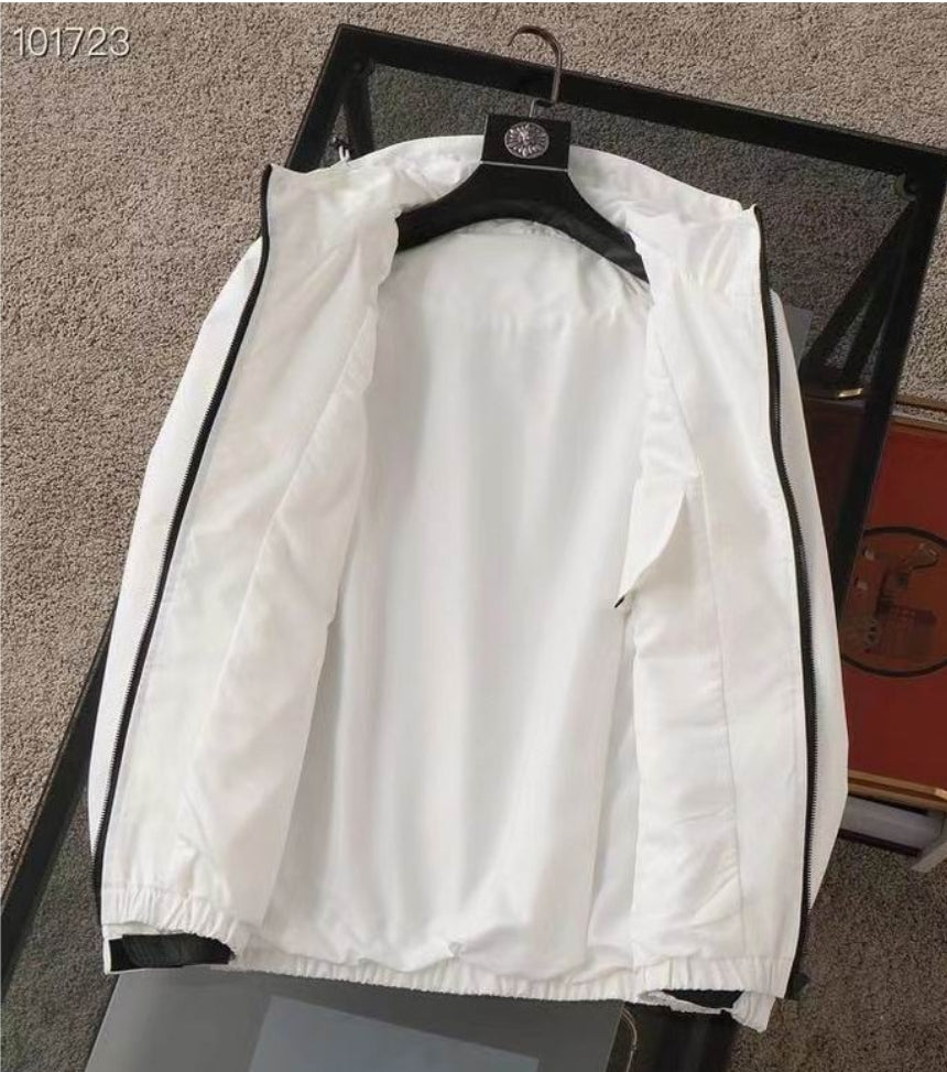Les vestes Prada pour homme incarnent un style sophistiqué et une qualité exceptionnelle, reflétant l’expertise de la marque dans la mode haut de gamme