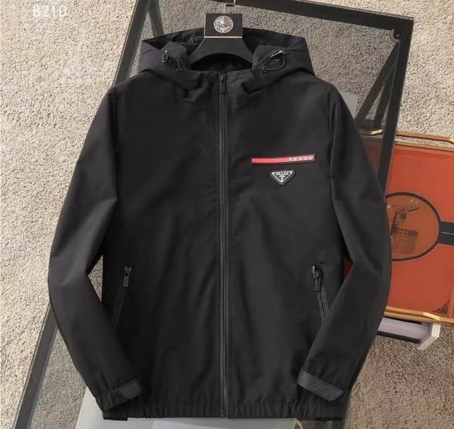Les vestes Prada pour homme incarnent un style sophistiqué et une qualité exceptionnelle, reflétant l’expertise de la marque dans la mode haut de gamme.au meilleur prix. Le moins cher 