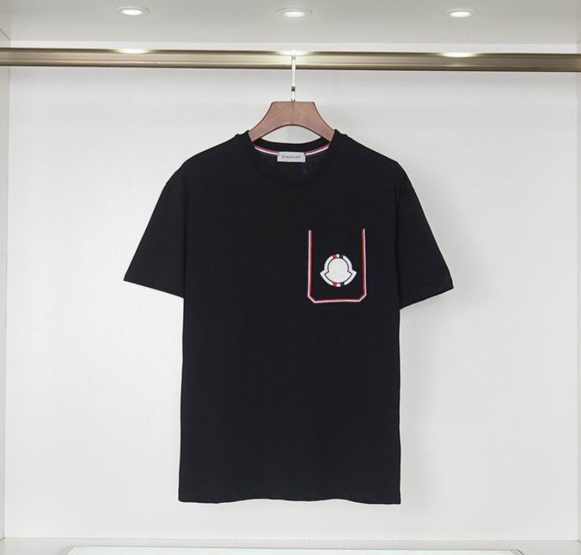 Le polo T-shirt Moncler pour homme incarne le summum de l'élégance décontractée et du style intempore design incontournable .au meilleur prix 