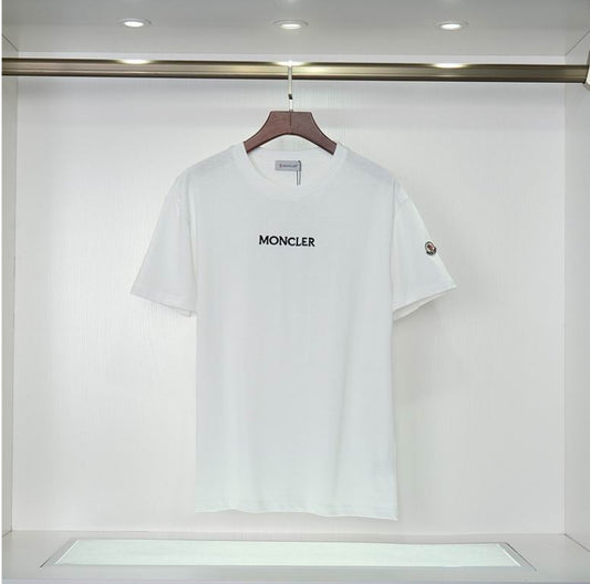 Le polo T-shirt Moncler pour homme incarne le summum de l'élégance décontractée et du style intempore design incontournable .au meilleur prix 