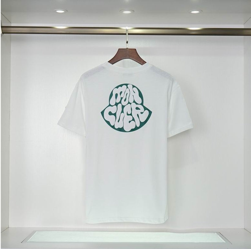 Le polo T-shirt Moncler pour homme incarne le summum de l'élégance décontractée et du style intempore design incontournable .au meilleur prix 