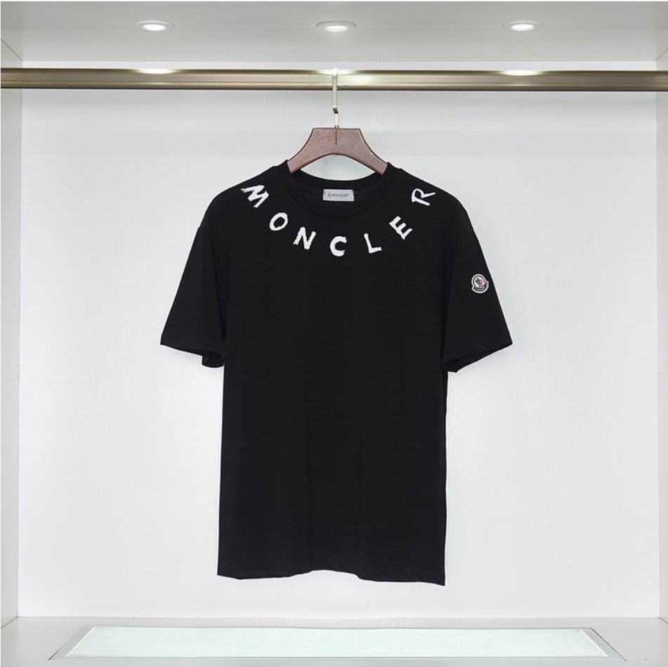 Le polo T-shirt Moncler pour homme incarne le summum de l'élégance décontractée et du style intempore design incontournable .au meilleur prix 