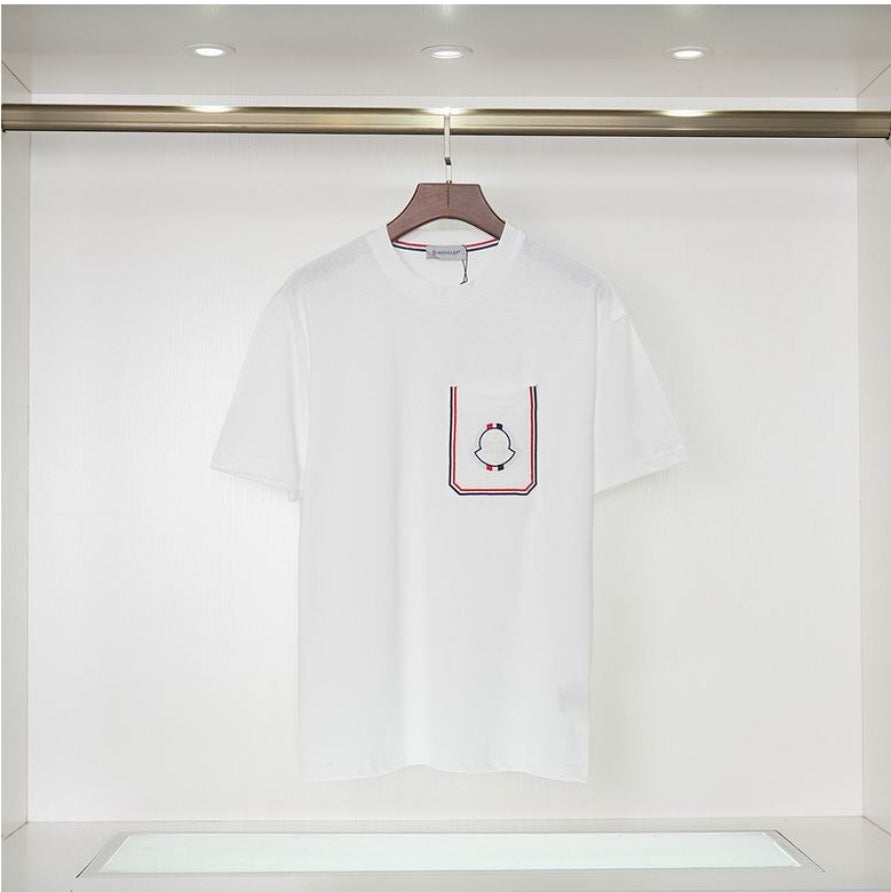 Le polo T-shirt Moncler pour homme incarne le summum de l'élégance décontractée et du style intempore design incontournable .au meilleur prix 