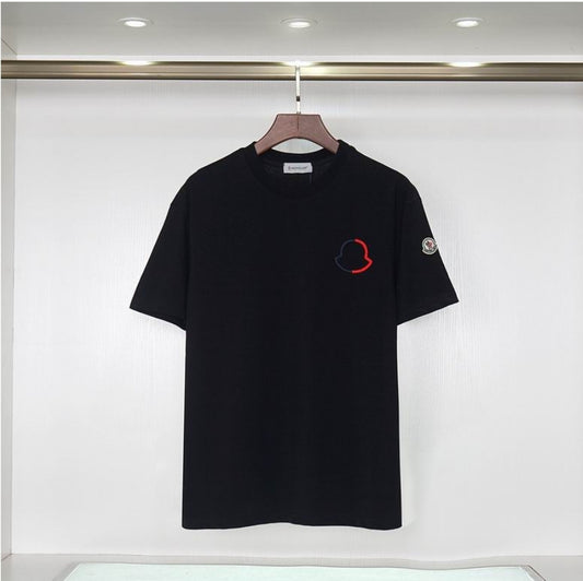 Le polo T-shirt Moncler pour homme incarne le summum de l'élégance décontractée et du style intempore design incontournable .au meilleur prix 