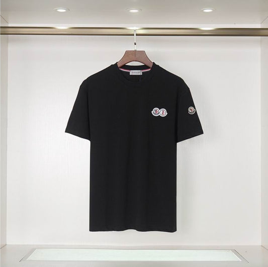 Le polo T-shirt Moncler pour homme incarne le summum de l'élégance décontractée et du style intempore design incontournable .au meilleur prix 