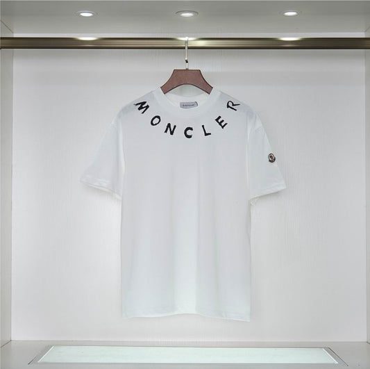 Le polo T-shirt Moncler pour homme incarne le summum de l'élégance décontractée et du style intempore design incontournable .au meilleur prix 