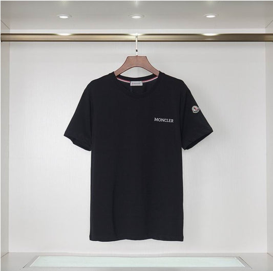 Le polo T-shirt Moncler pour homme incarne le summum de l'élégance décontractée et du style intemporel.au meilleur prix 