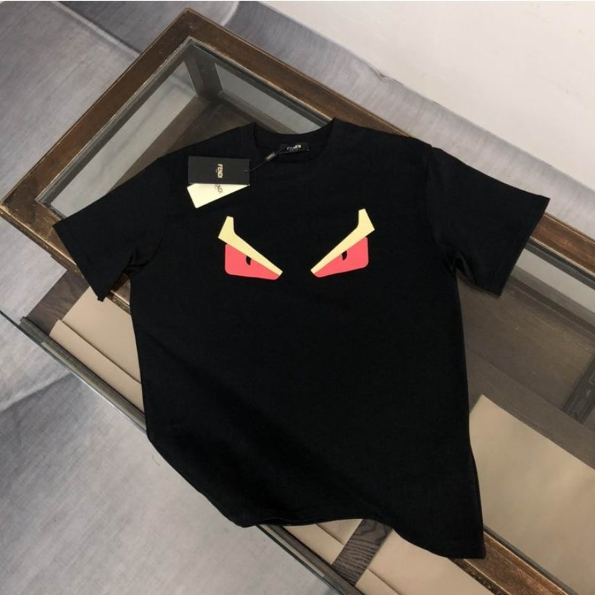 Les polos T-shirt Fendi pour homme incarnent l’élégance italienne avec une touche de modernité , caractéristiques de la maison Fendi. Au meilleur prix