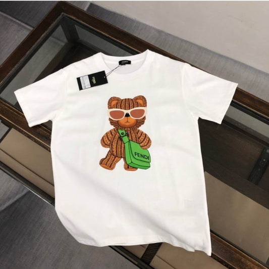 Les polos T-shirt Fendi pour homme incarnent l’élégance italienne avec une touche de modernité , caractéristiques de la maison Fendi. Au meilleur prix
