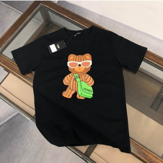 Les polos T-shirt Fendi pour homme incarnent l’élégance italienne avec une touche de modernité , caractéristiques de la maison Fendi. Au meilleur prix
