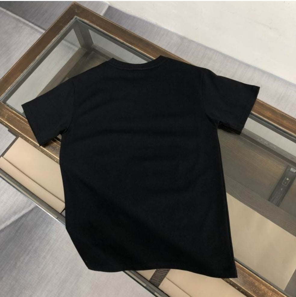Les polos T-shirt Fendi pour homme incarnent l’élégance italienne avec une touche de modernité , caractéristiques de la maison Fendi. Au meilleur prix