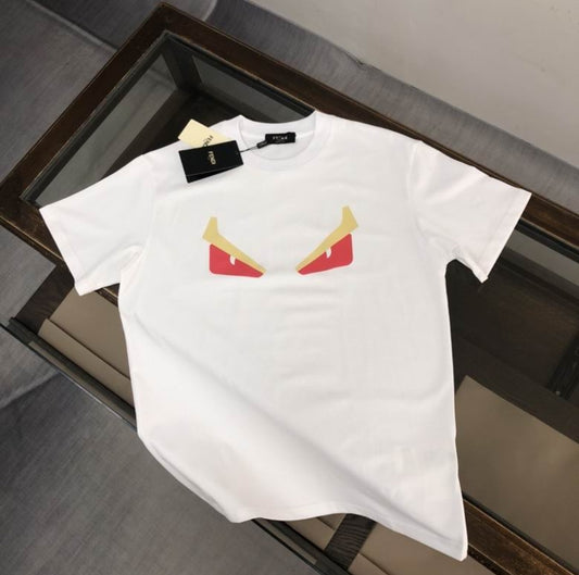 Les polos T-shirt Fendi pour homme incarnent l’élégance italienne avec une touche de modernité , caractéristiques de la maison Fendi. Au meilleur prix