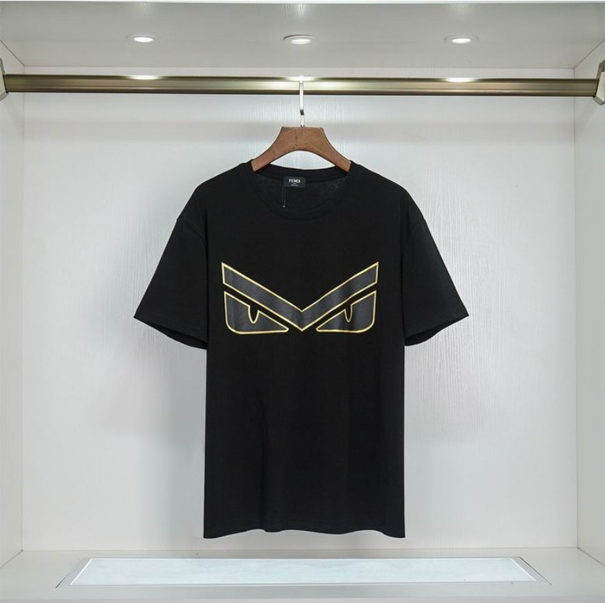 Les polos T-shirt Fendi pour homme incarnent l’élégance italienne avec une touche de modernité , caractéristiques de la maison Fendi. Au meilleur prix