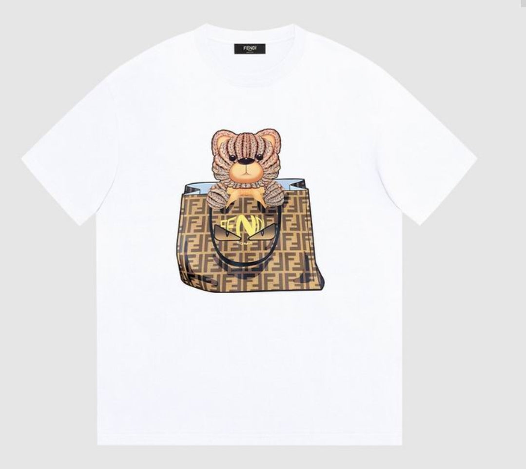 Les polos T-shirt Fendi pour homme incarnent l’élégance italienne avec une touche de modernité , caractéristiques de la maison Fendi. Au meilleur prix
