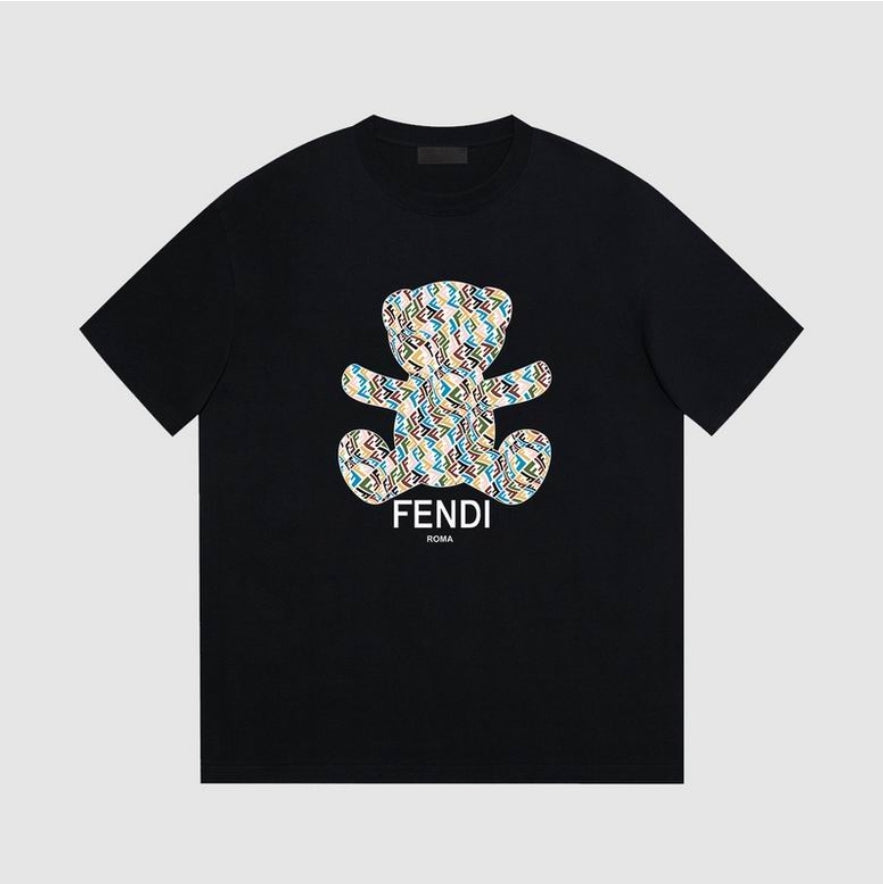 Les polos T-shirt Fendi pour homme incarnent l’élégance italienne avec une touche de modernité , caractéristiques de la maison Fendi. Au meilleur prix 
