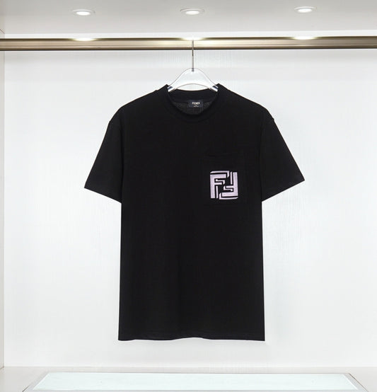 Les polos T-shirt Fendi pour homme incarnent l’élégance italienne avec une touche de modernité , caractéristiques de la maison Fendi. Au meilleur prix