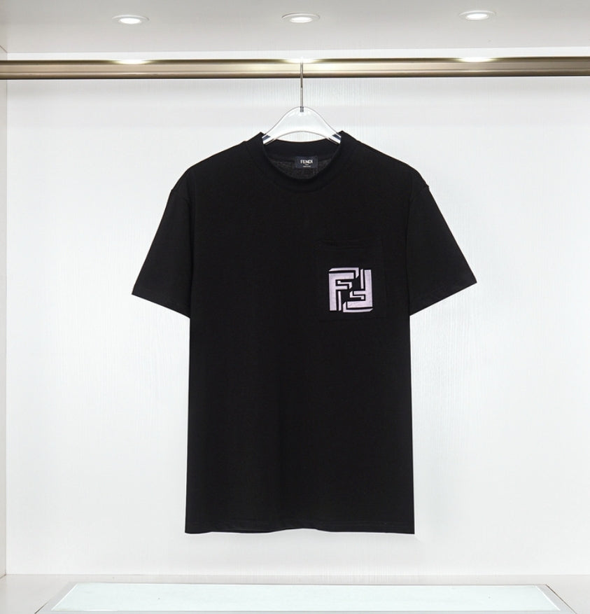 Les polos T-shirt Fendi pour homme incarnent l’élégance italienne avec une touche de modernité , caractéristiques de la maison Fendi. Au meilleur prix 