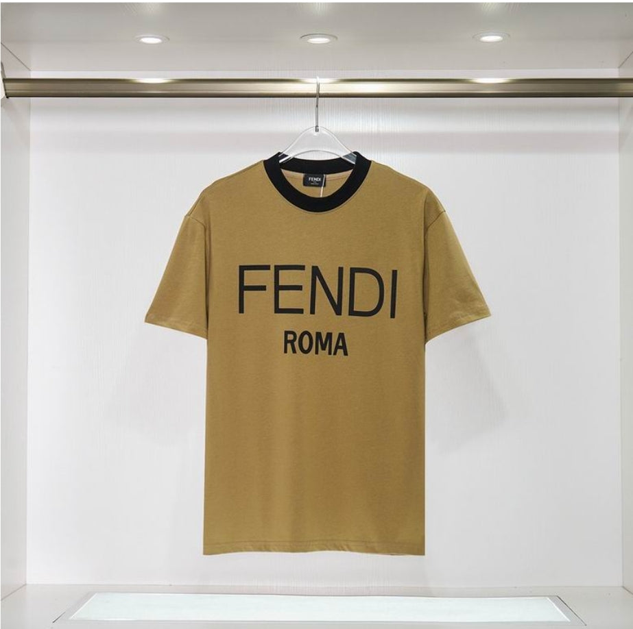 Les polos T-shirt Fendi pour homme incarnent l’élégance italienne avec une touche de modernité , caractéristiques de la maison Fendi. Au meilleur prix 