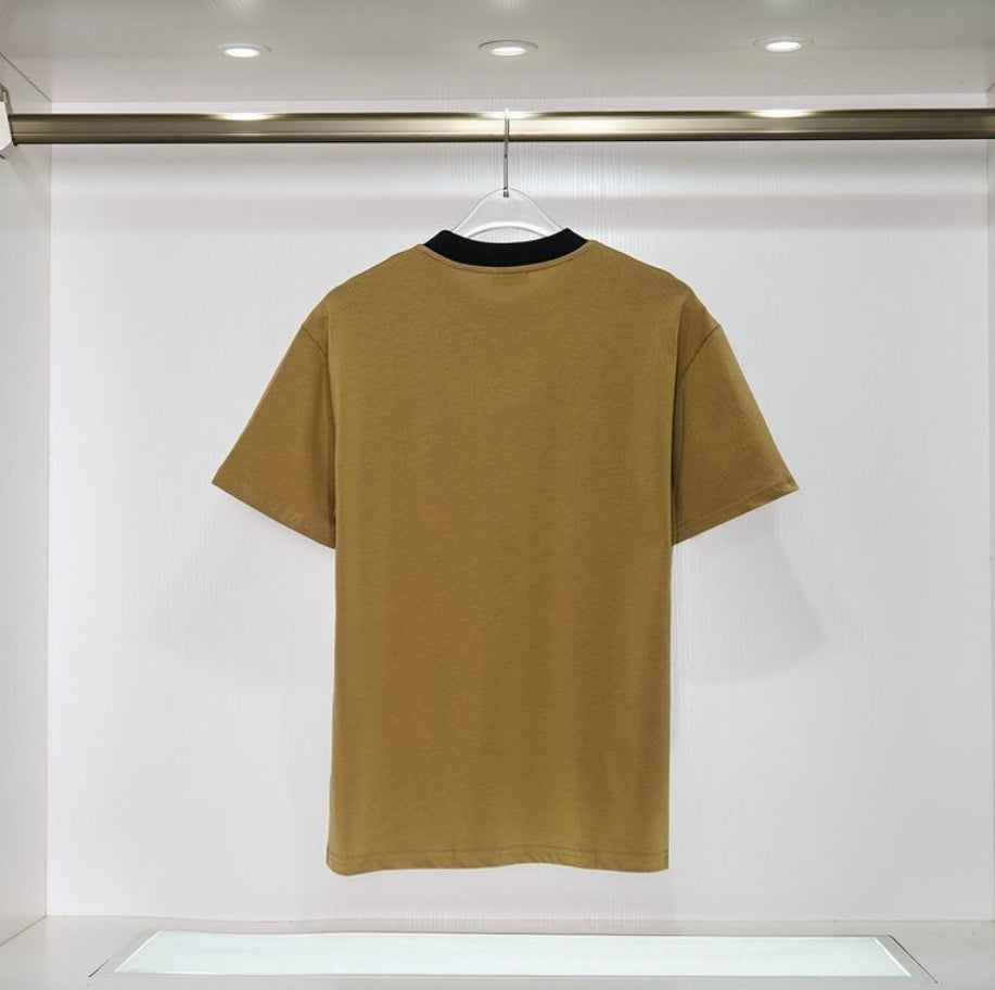 Les polos T-shirt Fendi pour homme incarnent l’élégance italienne avec une touche de modernité , caractéristiques de la maison Fendi. Au meilleur prix 