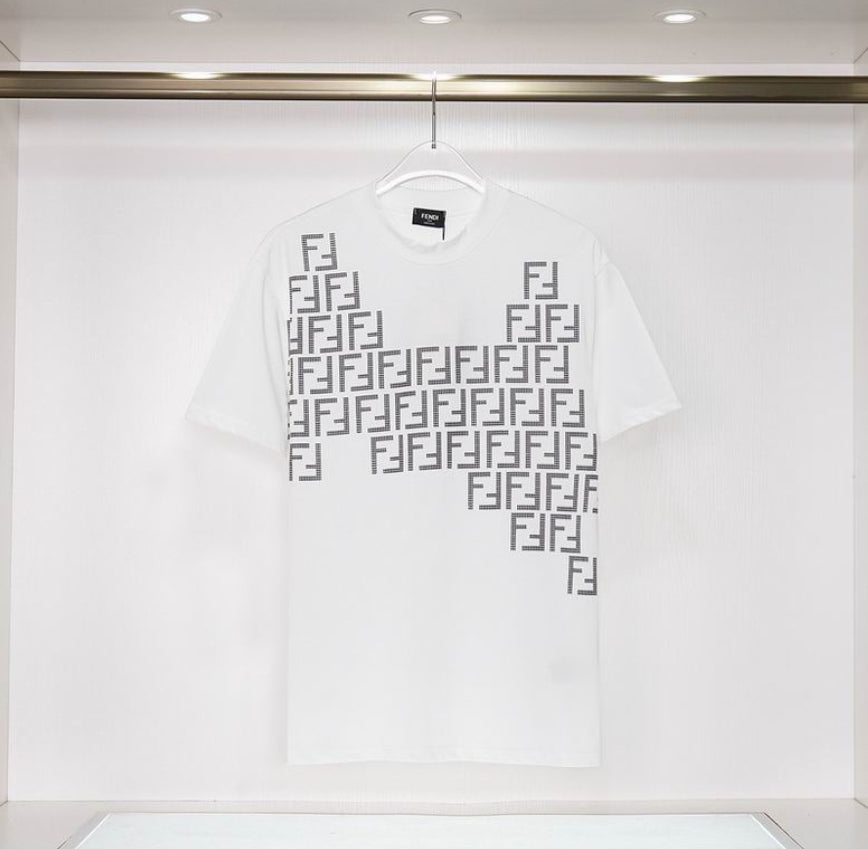 Les polos T-shirt Fendi pour homme incarnent l’élégance italienne avec une touche de modernité , caractéristiques de la maison Fendi. Au meilleur prix 