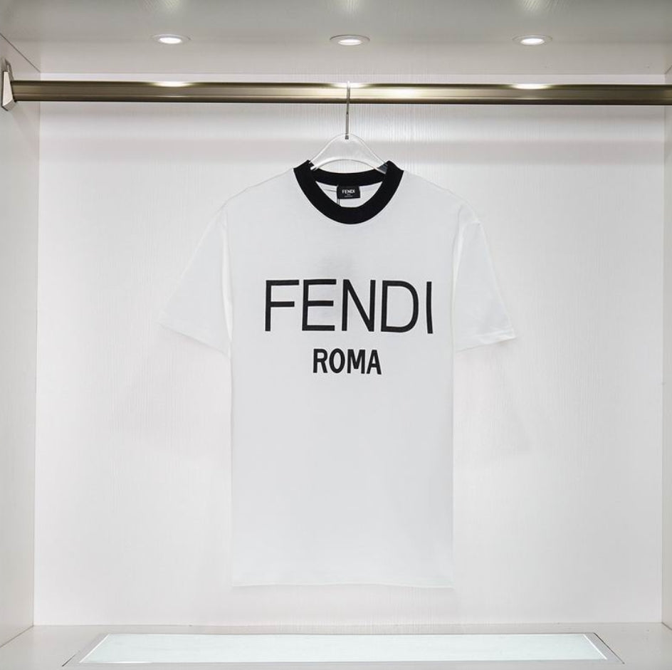 Les polos T-shirt Fendi pour homme incarnent l’élégance italienne avec une touche de modernité , caractéristiques de la maison Fendi. Au meilleur prix 