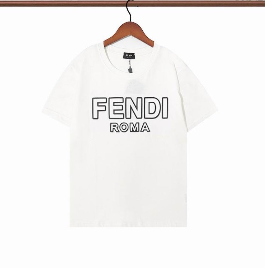 Les polos T-shirt Fendi pour homme incarnent l’élégance italienne avec une touche de modernité , caractéristiques de la maison Fendi. Au meilleur prix 