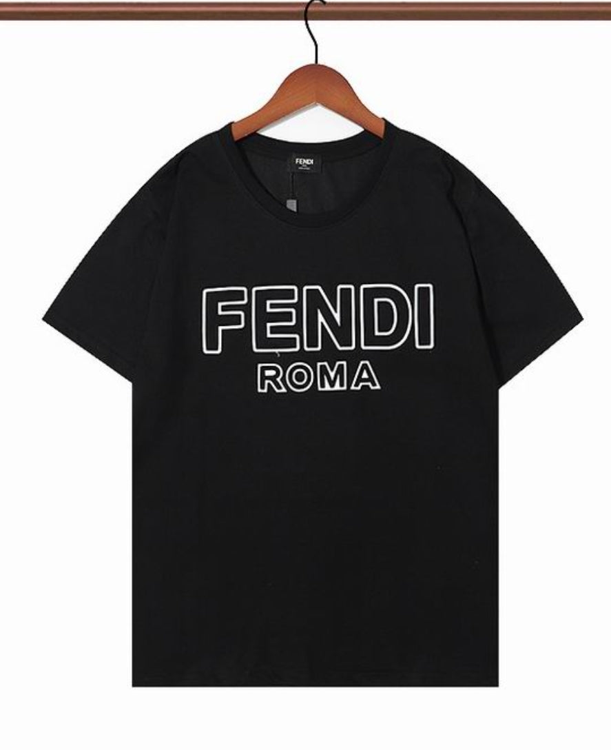 Les polos T-shirt Fendi pour homme incarnent l’élégance italienne avec une touche de modernité , caractéristiques de la maison Fendi. Au meilleur prix 
