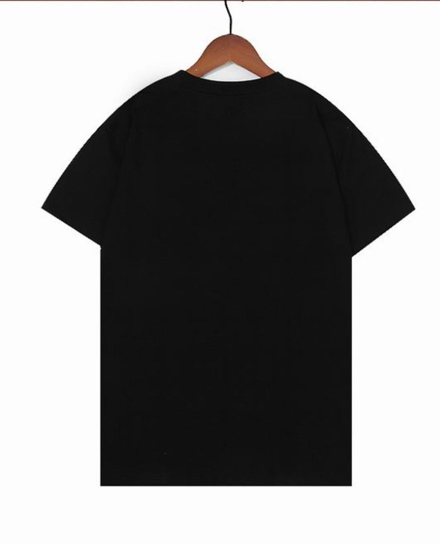 Les polos T-shirt Fendi pour homme incarnent l’élégance italienne avec une touche de modernité , caractéristiques de la maison Fendi. Au meilleur prix 