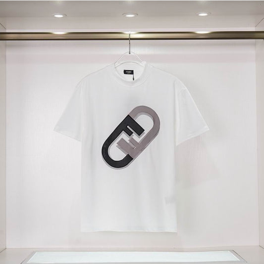 Les polos T-shirt Fendi pour homme incarnent l’élégance italienne avec une touche de modernité et d’audace, caractéristiques de la maison Fendi. Au meilleur prix
