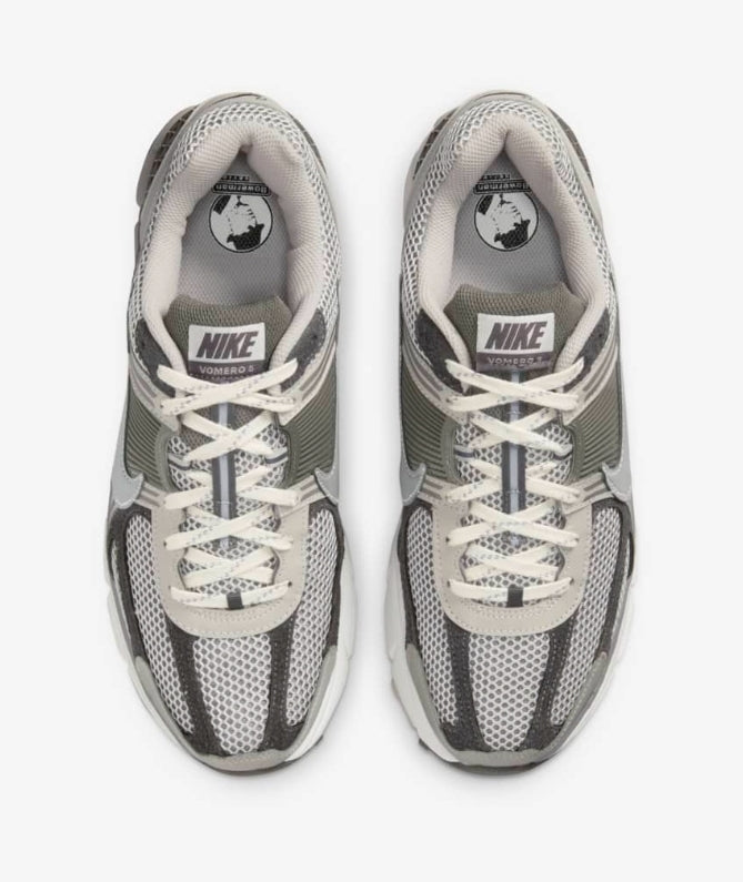 Les baskets Nike Zoom Vomero 5 Iron Ore Flat Pewter Femme représentent la fusion parfaite entre la performance de pointe et le design sophistiqué.