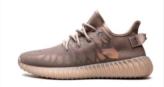 Les  Adidas Yeezy 350 Boost V2 Mono Mist Femme, issues de la collaboration entre Adidas et Kanye West, sont emblématiques pour leur design innovant et leur confort inégalé.
