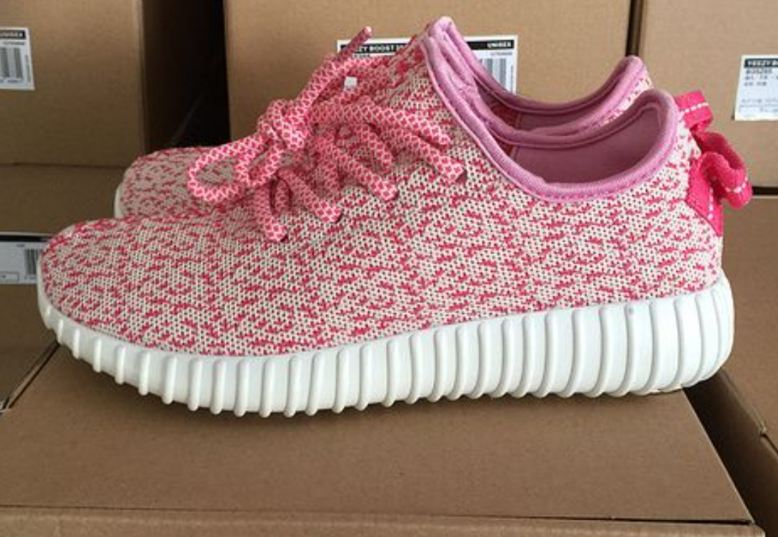 Les baskets Adidas Yeezy 350 Boost Pink Femme, issues de la collaboration entre Adidas et Kanye West, sont emblématiques pour leur design audacieux et leur confort inégalé.