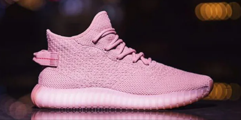 Les baskets Adidas Yeezy 350 Boost Pink Femme, issues de la collaboration entre Adidas et Kanye West, sont emblématiques pour leur design audacieux et leur confort inégalé.