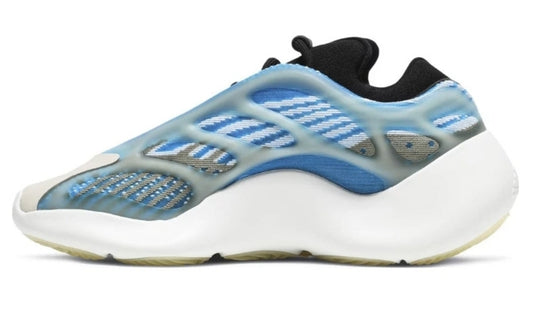 Les Yeezy 700 V3 femme sont des pièces maîtresses de la mode. Depuis leur introduction.
Elles ont conquis les amateurs de mode grâce à leur esthétique audacieuse et leurs innovations techniques.