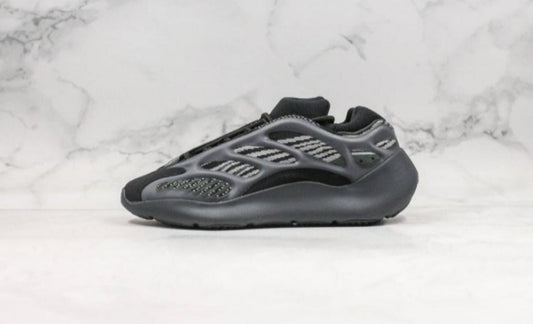 Les Yeezy 700 V3 femme sont des pièces maîtresses de la mode. Depuis leur introduction.
Elles ont conquis les amateurs de mode grâce à leur esthétique audacieuse et leurs innovations techniques.