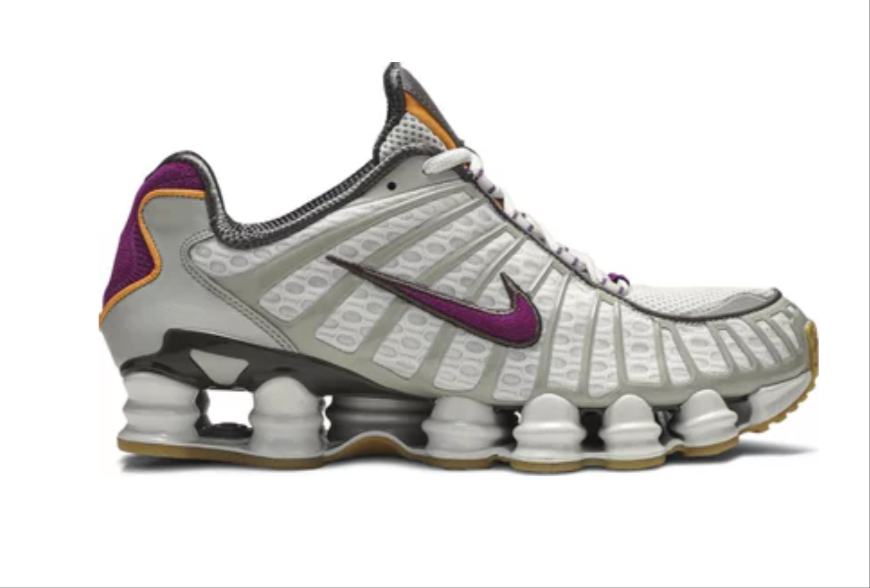 Le modèle baskets  Nike Shox TL Femme illustre l’engagement de Nike pour l'innovation et le design avant-gardiste.