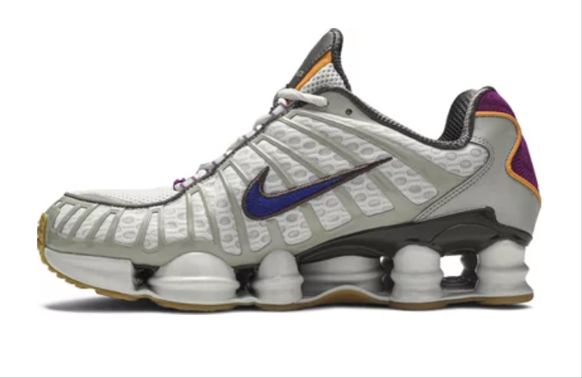 Le modèle baskets  Nike Shox TL Femme illustre l’engagement de Nike pour l'innovation et le design avant-gardiste.