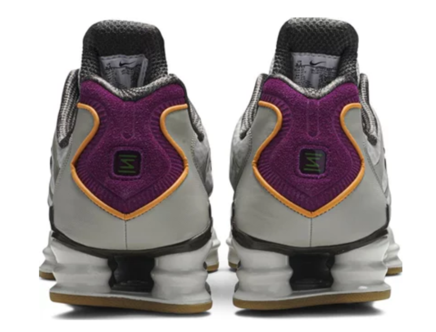 Le modèle baskets  Nike Shox TL Femme illustre l’engagement de Nike pour l'innovation et le design avant-gardiste.