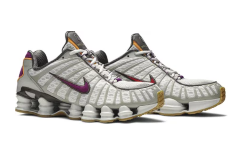 Le modèle baskets  Nike Shox TL Femme illustre l’engagement de Nike pour l'innovation et le design avant-gardiste.