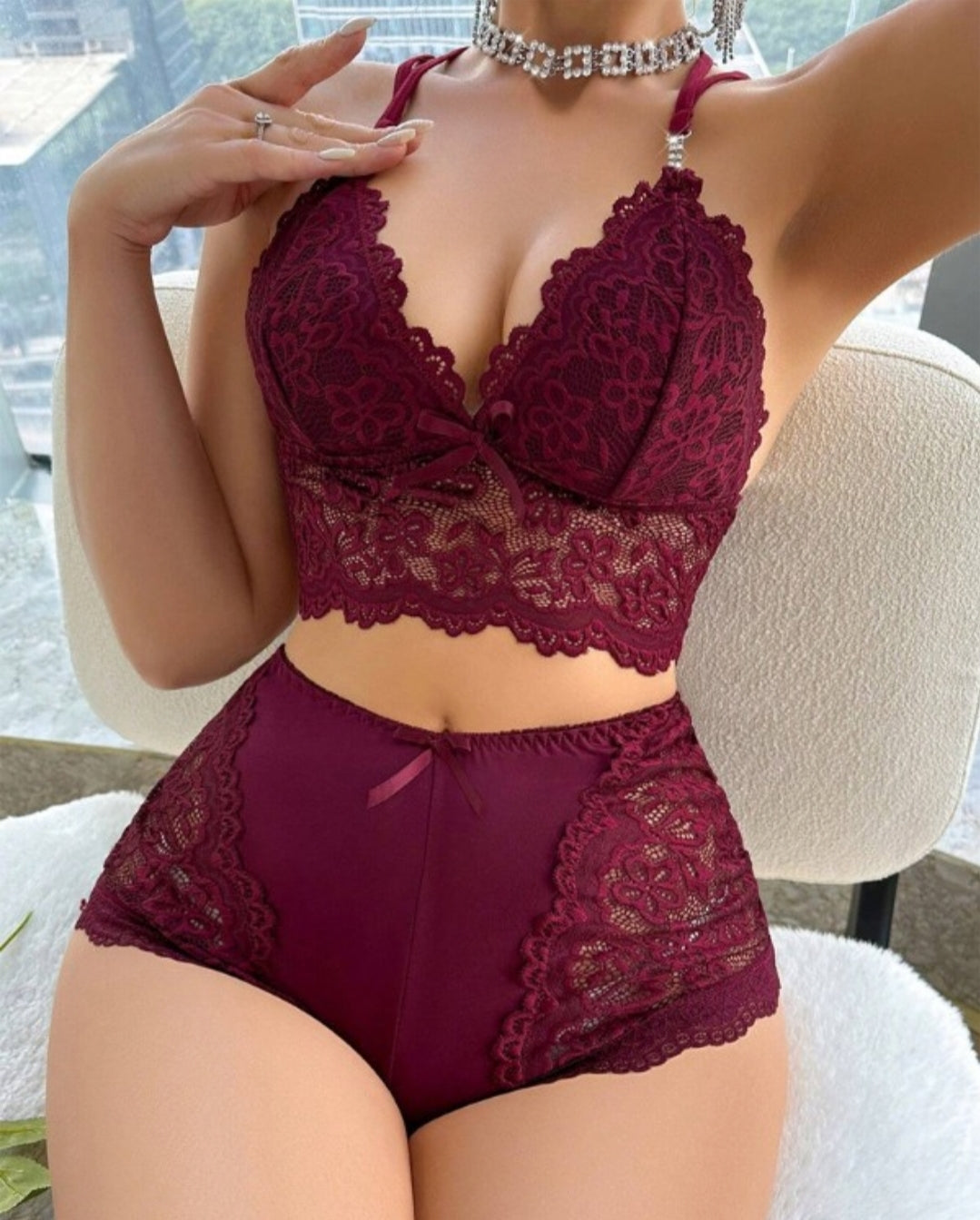 Ensemble de lingerie en dentelle contrastée avec nœud papillon et perles et chaîne