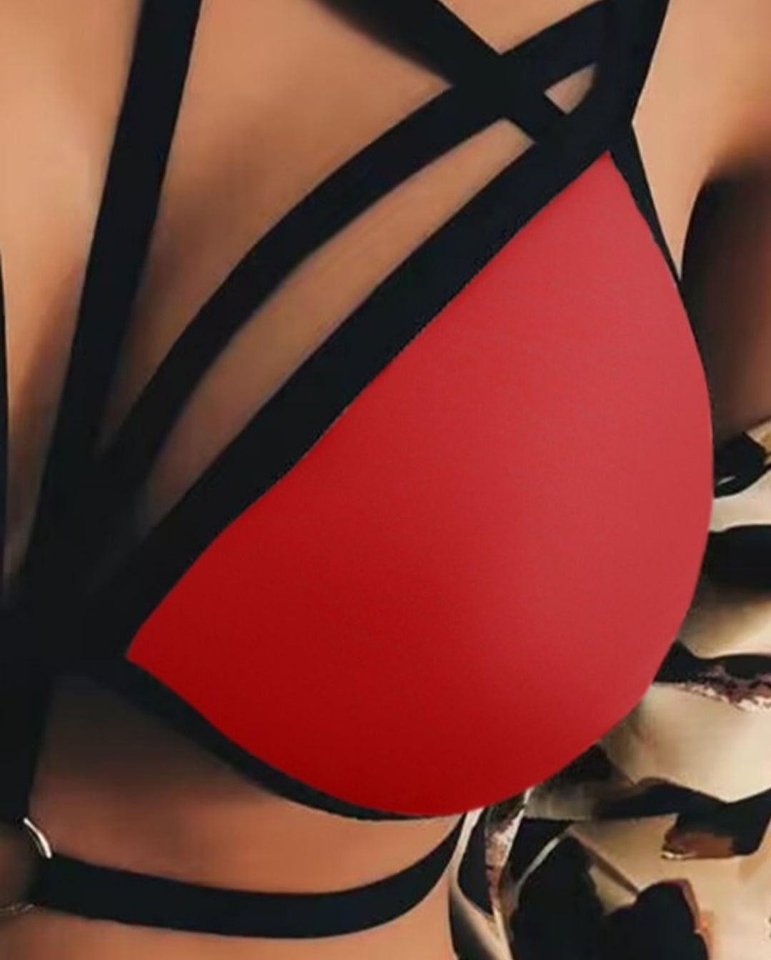Soutien-gorge sans manches à découpes et anneau de couleur unie